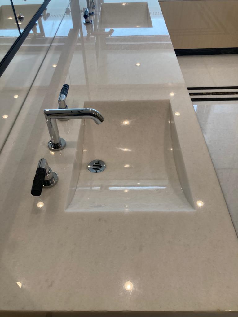 Recupero e lucidatura pavimento e top di un bagno in marmo bianco e portoro 