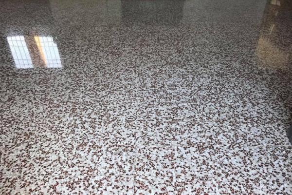 Lucidatura pavimento in graniglia 